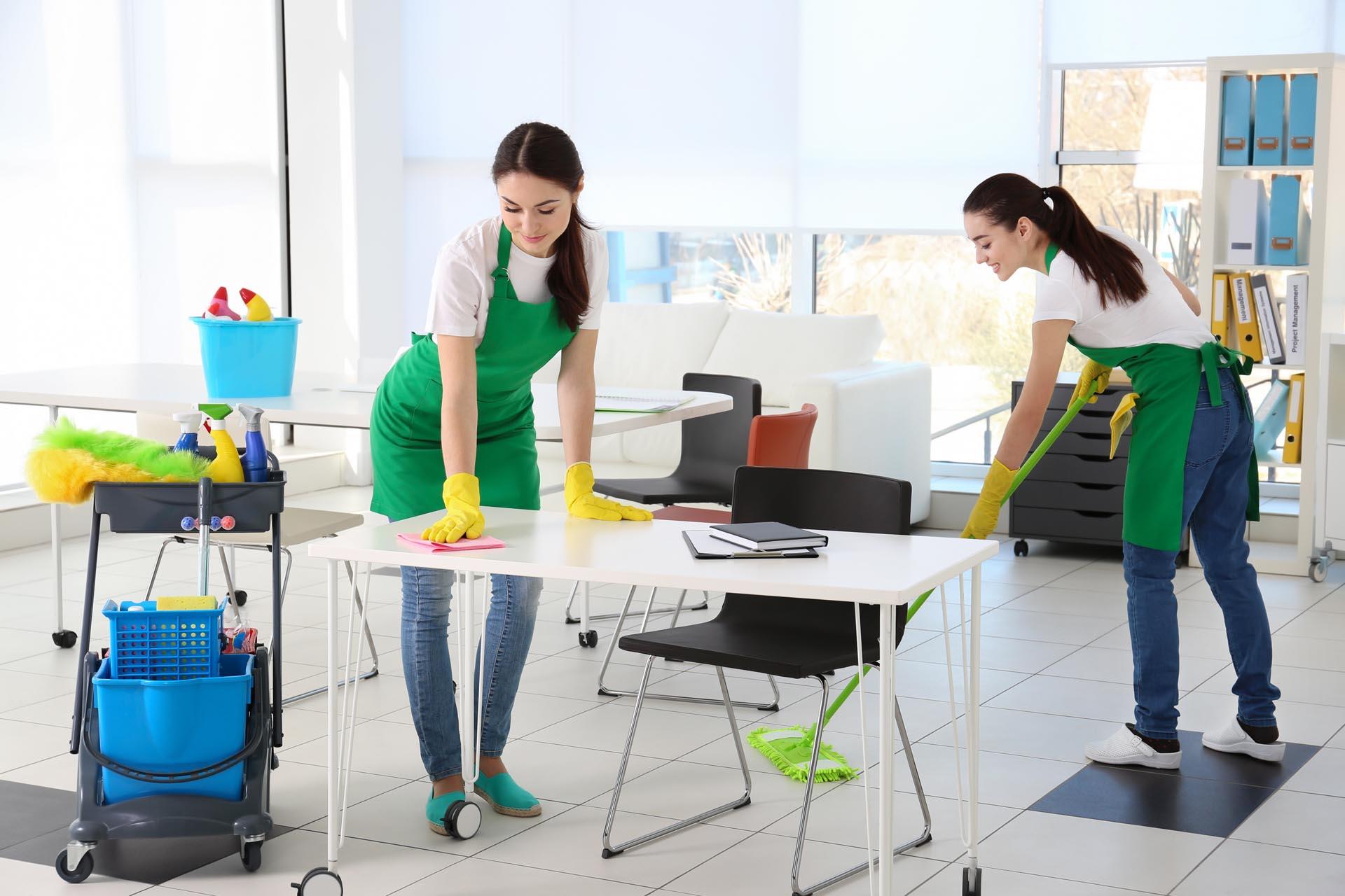 2 Reinigungskräfte reinigen den Tisch